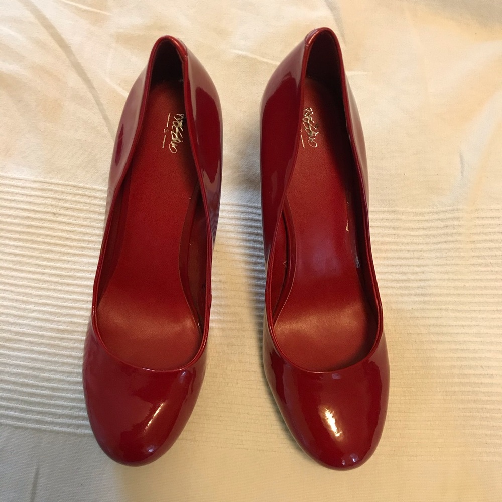 Mossimo red patent leather rounded toe heels, 9.5